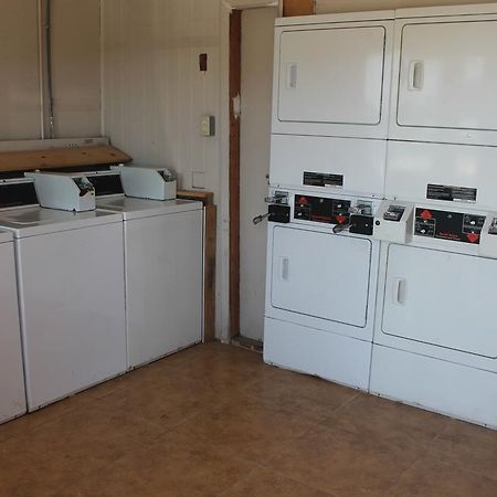 Bays Inn And Suites Бейтаун Экстерьер фото