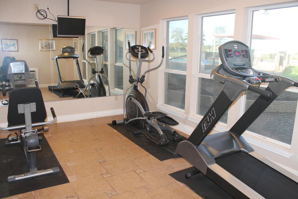 Bays Inn And Suites Бейтаун Экстерьер фото