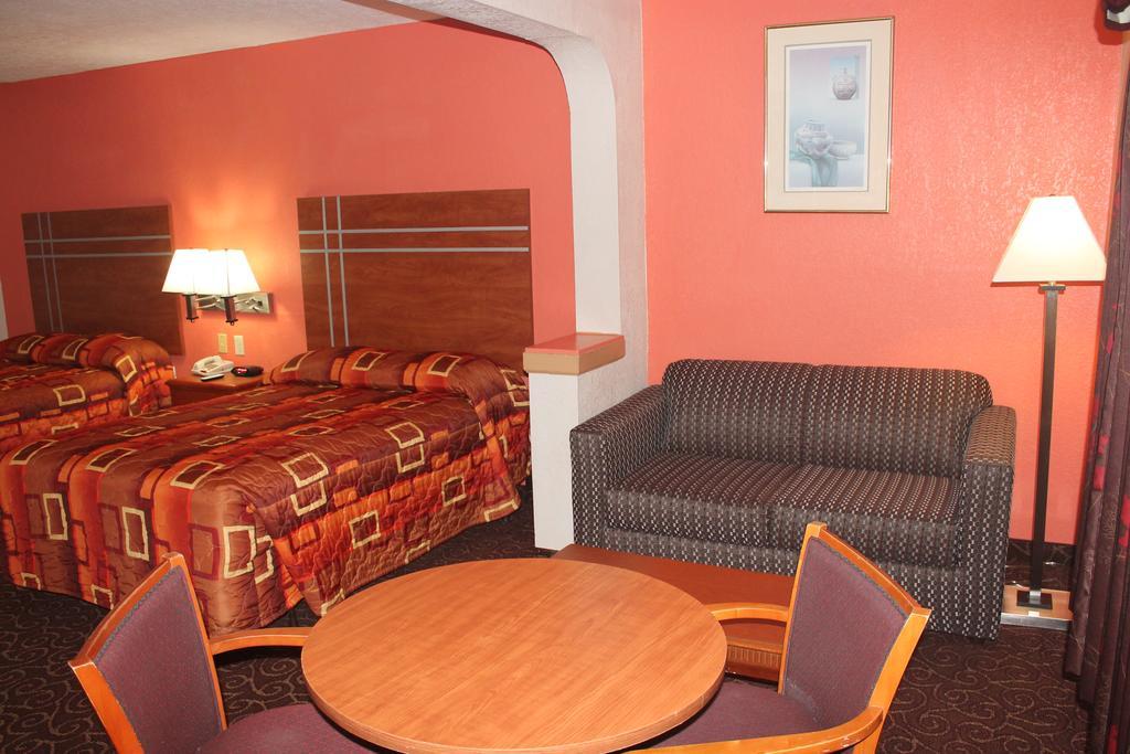 Bays Inn And Suites Бейтаун Экстерьер фото